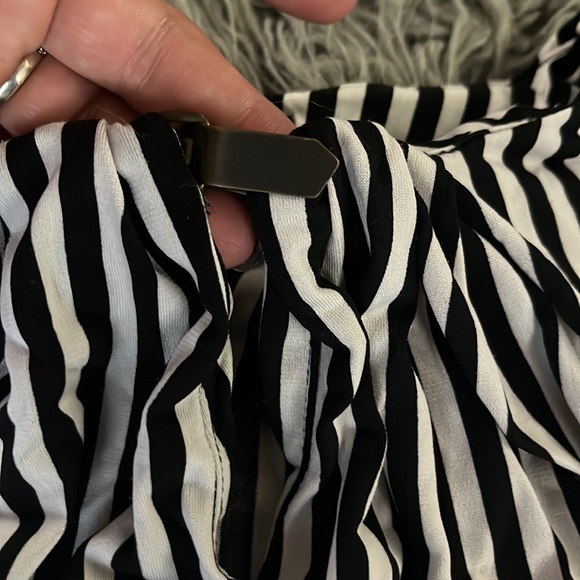 Black & white vertical stripe blouse L keyhole neck slinky stretch shoulder tabs - Picture 2 of 7